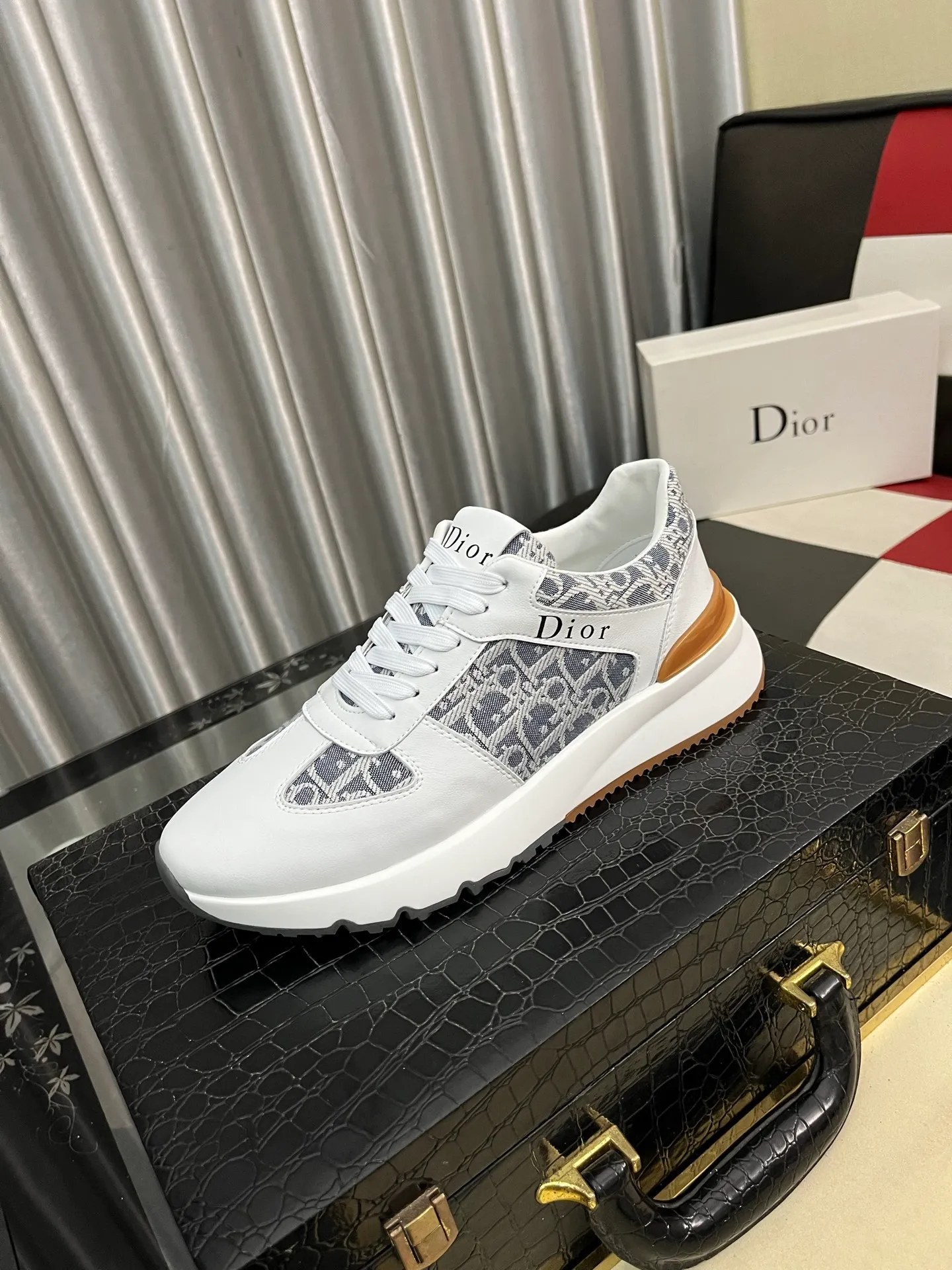 Men's Men's Shoes 💰458⌚️⌚️Dior [Dior] men's casual and trendy shoes are on the market! Strong British fashion style, the upper is made of nubuck leather with printed fabrics, comfortable pigskin lining, and original molded outsole. Designed by European and American masters, the perfect shape creates high quality, super versatile and very comfortable. High-end without losing taste, fashionable and novel! Code number: 38～443️⃣Colors available